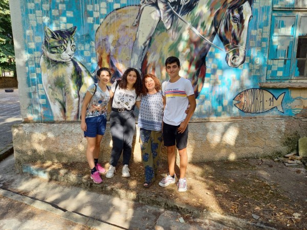 С различни техники млади художници изрисуваха белите платна по тема “Аз съм звезда“