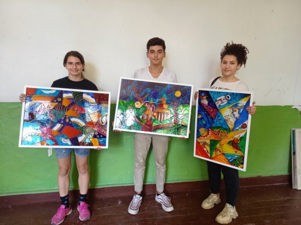 С различни техники млади художници изрисуваха белите платна по тема “Аз съм звезда“