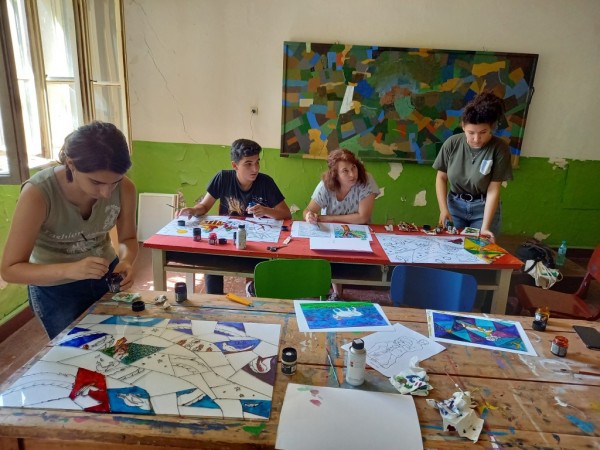С различни техники млади художници изрисуваха белите платна по тема “Аз съм звезда“