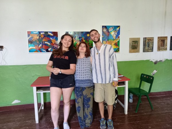 С различни техники млади художници изрисуваха белите платна по тема “Аз съм звезда“