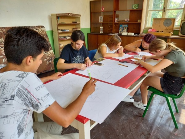 С различни техники млади художници изрисуваха белите платна по тема “Аз съм звезда“