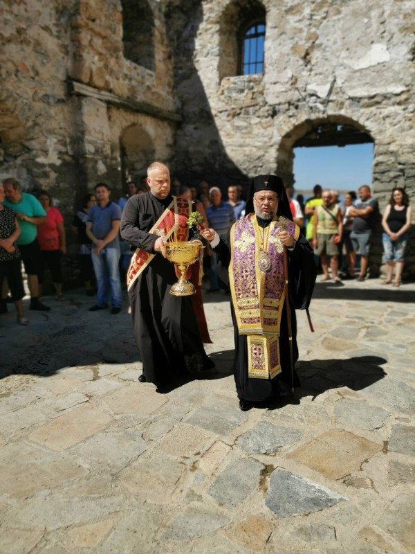 Митрополит Киприан отслужи водосвет и молебен в Потопената църква край яз. „Жребчево“