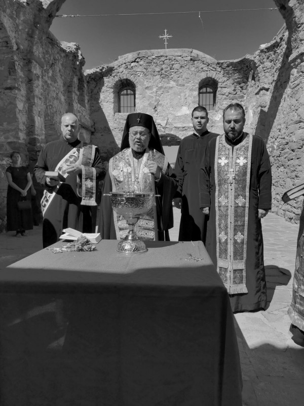 Митрополит Киприан отслужи водосвет и молебен в Потопената църква край яз. „Жребчево“