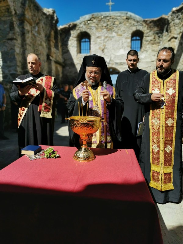 Митрополит Киприан отслужи водосвет и молебен в Потопената църква край яз. „Жребчево“