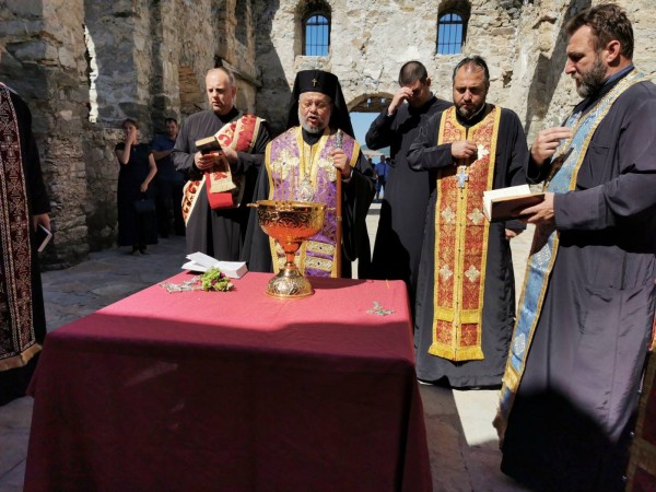 Митрополит Киприан отслужи водосвет и молебен в Потопената църква край яз. „Жребчево“