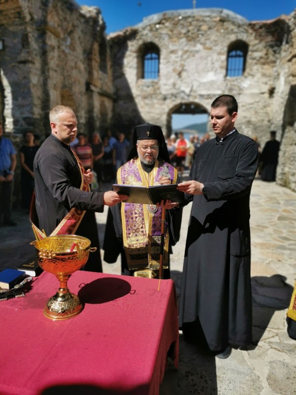 Митрополит Киприан отслужи водосвет и молебен в Потопената църква край яз. „Жребчево“