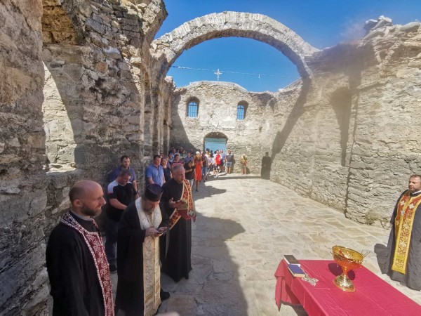 Митрополит Киприан отслужи водосвет и молебен в Потопената църква край яз. „Жребчево“