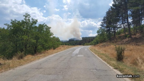 Трактор с балировачка запали гора между Бузовград и Средногорово