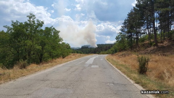 Трактор с балировачка запали гора между Бузовград и Средногорово