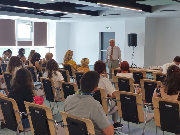 Тео събира над 70 ученици от цялата страна на школа в Бургас