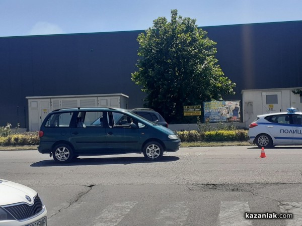 Катастрофа затруднява движението пред Кауфланд / Обновена