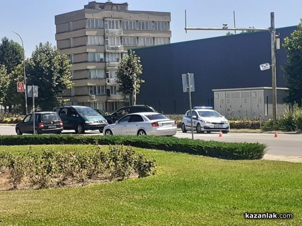 Катастрофа затруднява движението пред Кауфланд / Обновена