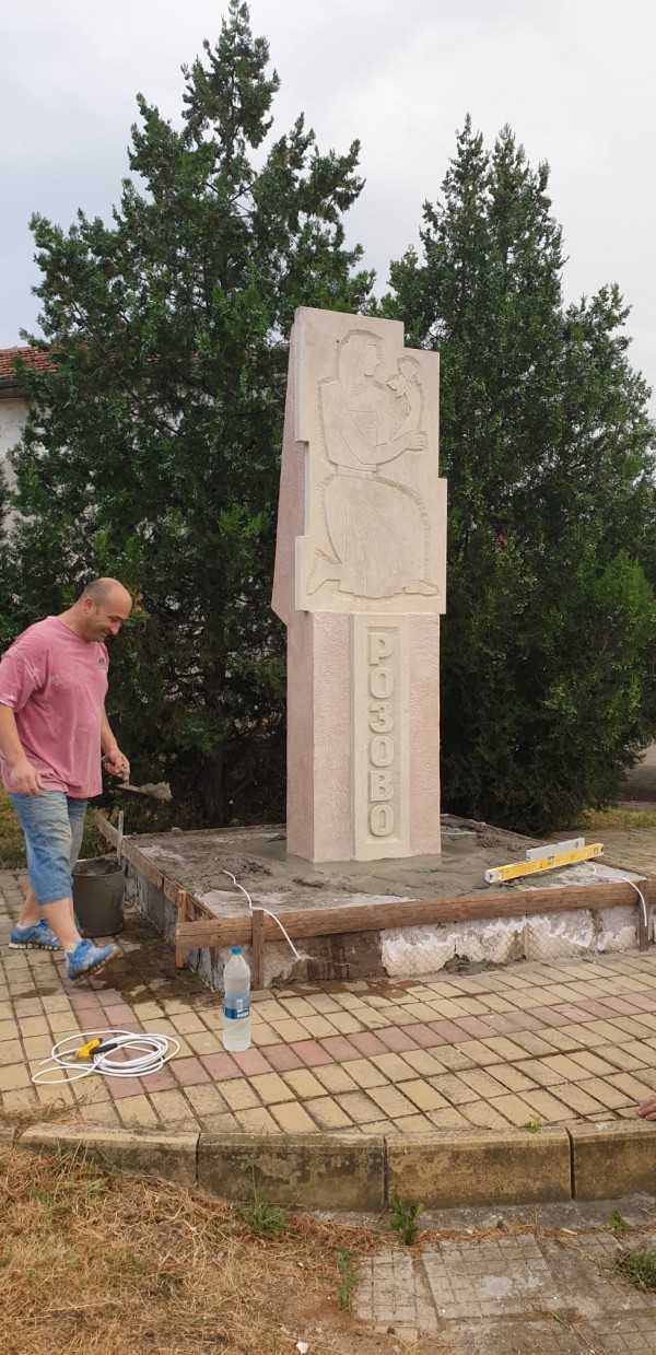 Обновен паметник посреща жителите и гостите на с. Розово