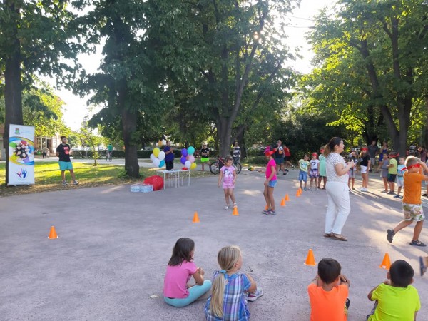 Малчугани спортуват и се забавляват в Розариума с МКБППМН Казанлък