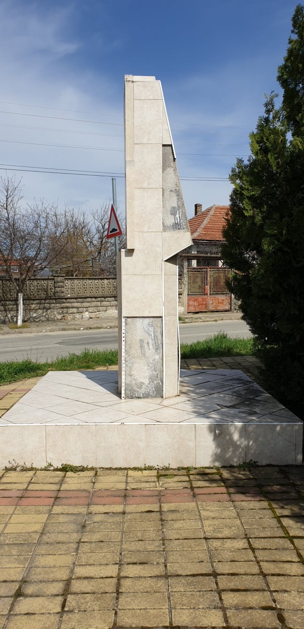 Обновен паметник посреща жителите и гостите на с. Розово