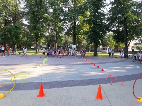 Малчугани спортуват и се забавляват в Розариума с МКБППМН Казанлък