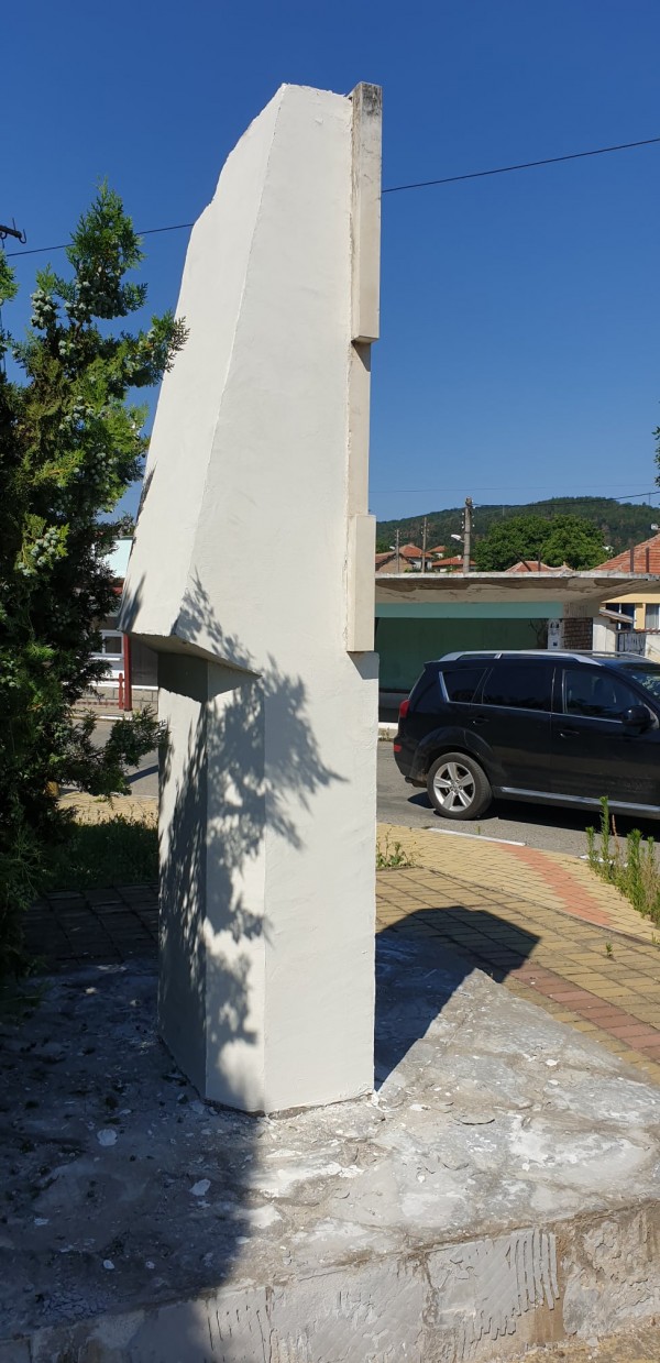 Обновен паметник посреща жителите и гостите на с. Розово