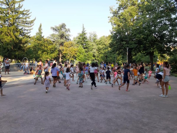 Малчугани спортуват и се забавляват в Розариума с МКБППМН Казанлък