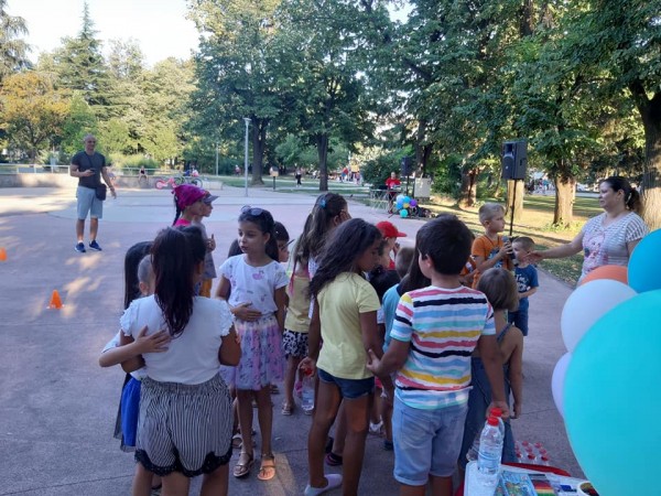 Малчугани спортуват и се забавляват в Розариума с МКБППМН Казанлък