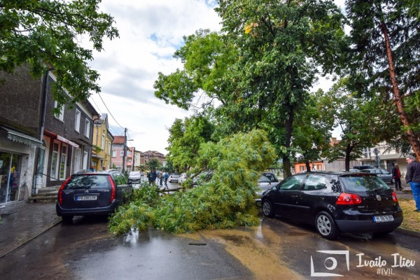 В Павел баня след бурята - потрошени дървета и стълбове, мълния удари кран / Обновена