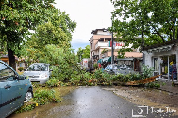 В Павел баня след бурята - потрошени дървета и стълбове, мълния удари кран / Обновена