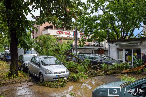 В Павел баня след бурята - потрошени дървета и стълбове, мълния удари кран / Обновена