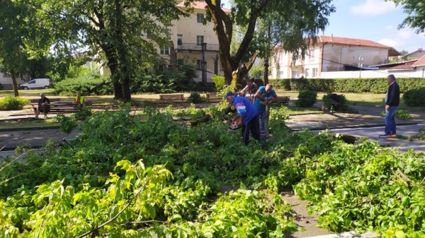 В Павел баня след бурята - потрошени дървета и стълбове, мълния удари кран / Обновена
