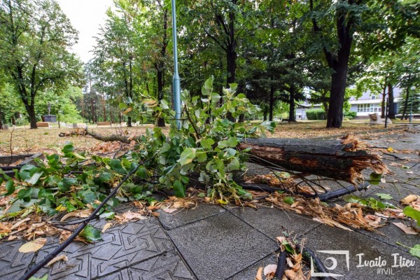 В Павел баня след бурята - потрошени дървета и стълбове, мълния удари кран / Обновена