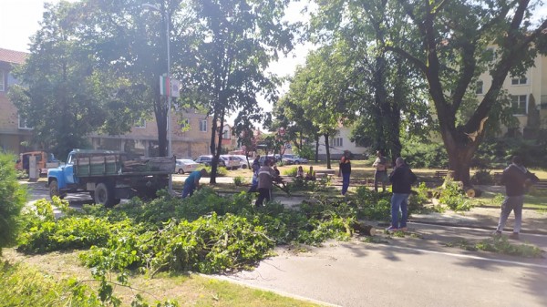 В Павел баня след бурята - потрошени дървета и стълбове, мълния удари кран / Обновена
