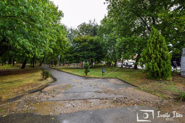 В Павел баня след бурята - потрошени дървета и стълбове, мълния удари кран / Обновена