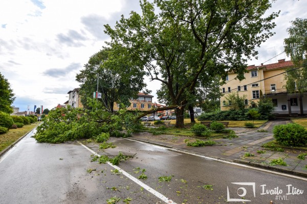 В Павел баня след бурята - потрошени дървета и стълбове, мълния удари кран / Обновена