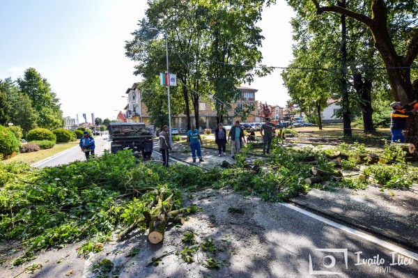 В Павел баня след бурята - потрошени дървета и стълбове, мълния удари кран / Обновена
