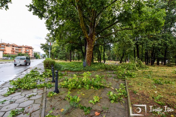 В Павел баня след бурята - потрошени дървета и стълбове, мълния удари кран / Обновена