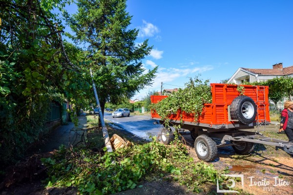 В Павел баня след бурята - потрошени дървета и стълбове, мълния удари кран / Обновена