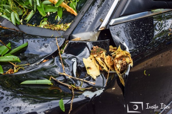 В Павел баня след бурята - потрошени дървета и стълбове, мълния удари кран / Обновена