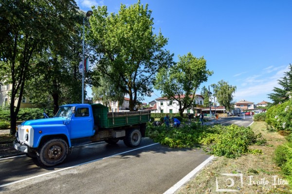 В Павел баня след бурята - потрошени дървета и стълбове, мълния удари кран / Обновена