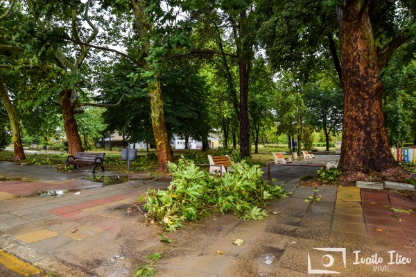 В Павел баня след бурята - потрошени дървета и стълбове, мълния удари кран / Обновена