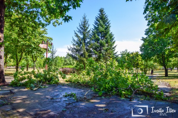 В Павел баня след бурята - потрошени дървета и стълбове, мълния удари кран / Обновена