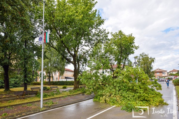 В Павел баня след бурята - потрошени дървета и стълбове, мълния удари кран / Обновена