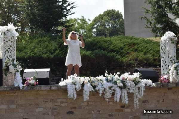 Силвия Кацарова пя в чест на вековно читалище в Бузовград