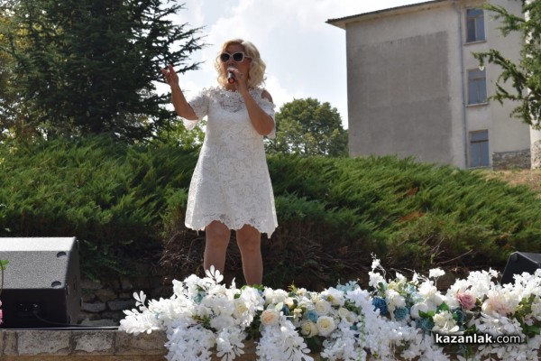 Силвия Кацарова пя в чест на вековно читалище в Бузовград