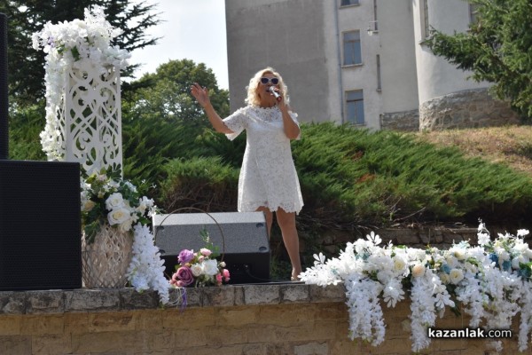 Силвия Кацарова пя в чест на вековно читалище в Бузовград