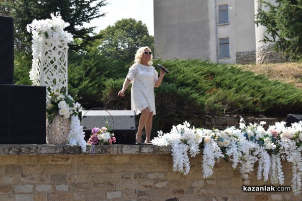 Силвия Кацарова пя в чест на вековно читалище в Бузовград