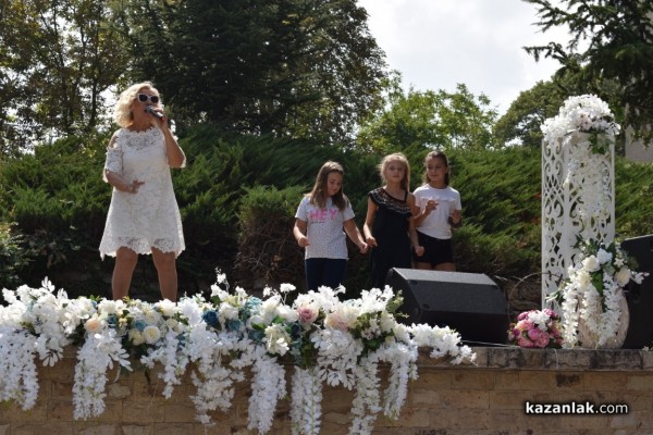 Силвия Кацарова пя в чест на вековно читалище в Бузовград