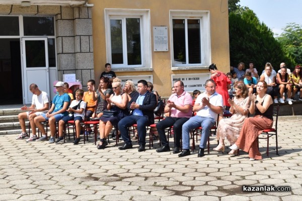 Силвия Кацарова пя в чест на вековно читалище в Бузовград