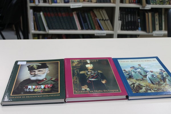 Бедрос Азинян и Тошо Пейков дариха на библиотеката