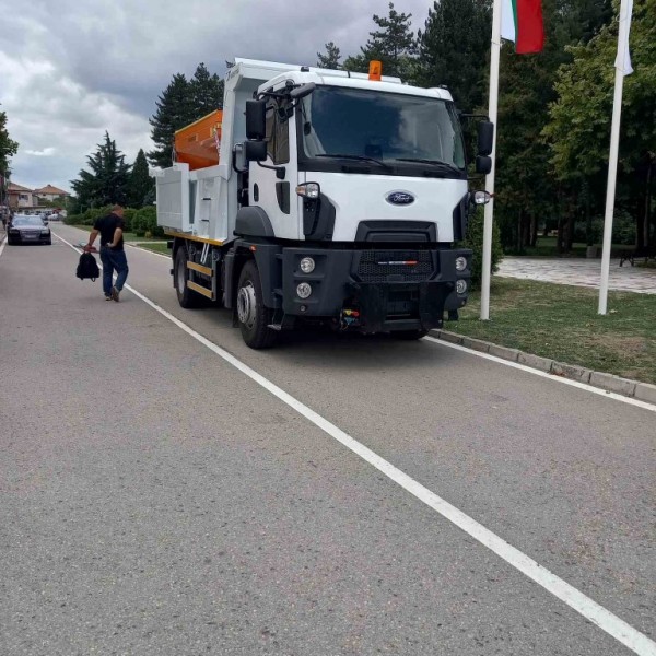 Павелбанци с чисто нова, единствената в България, техника за почистване