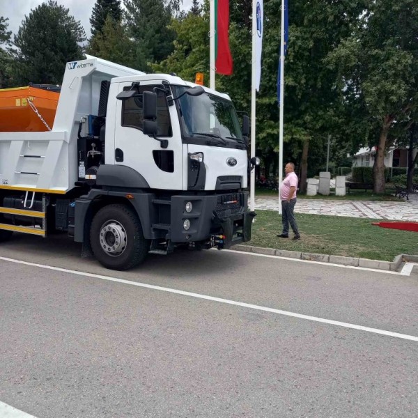 Павелбанци с чисто нова, единствената в България, техника за почистване