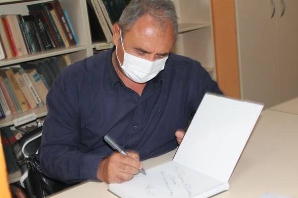 Бедрос Азинян и Тошо Пейков дариха на библиотеката