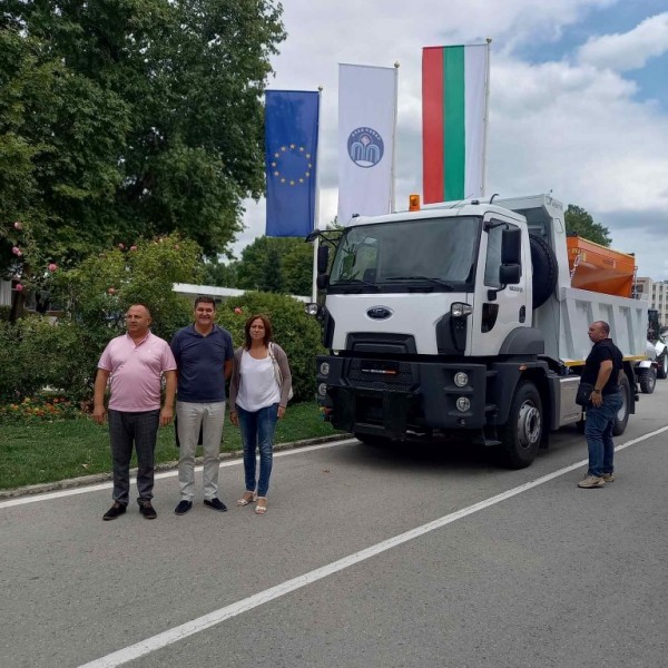 Павелбанци с чисто нова, единствената в България, техника за почистване / Новини от Казанлък